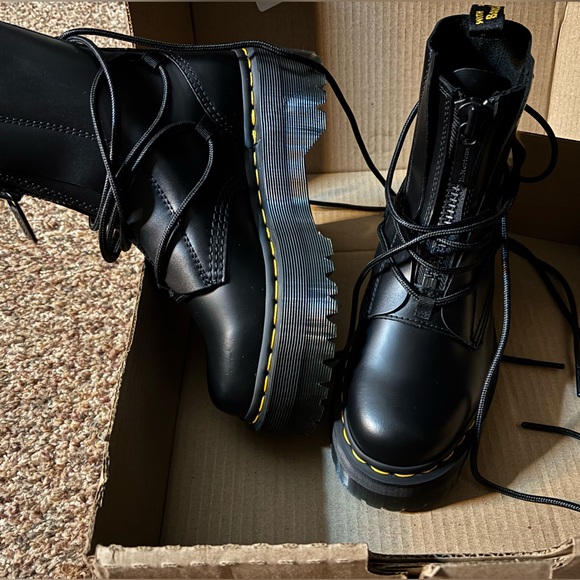 BRAND NEW DOC MARTENS SZ 6 - Picture 4 of 4